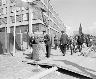 884419 Afbeelding van hoofdcommissaris C.S. van Doesburg die burgemeester Lien Vos-van Gortel welkom heet voor de ...